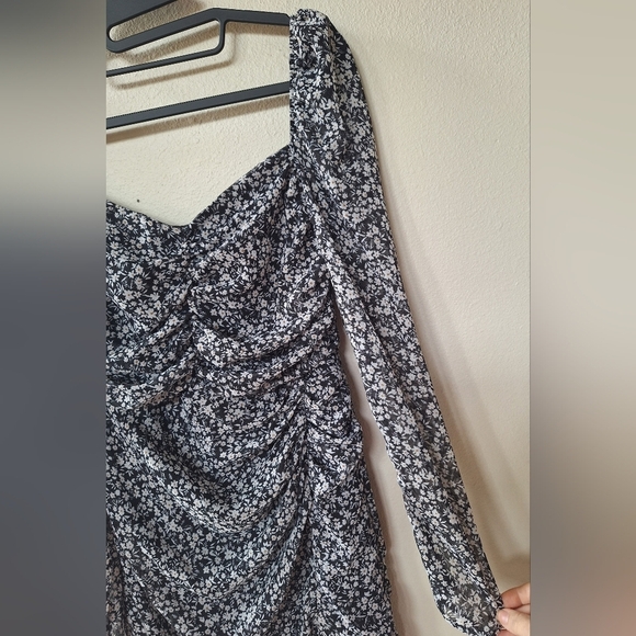 Astr The Label Ruched Long Sleeve Black & White Floral Mini Dress Womens Size M - Picture 3 of 9